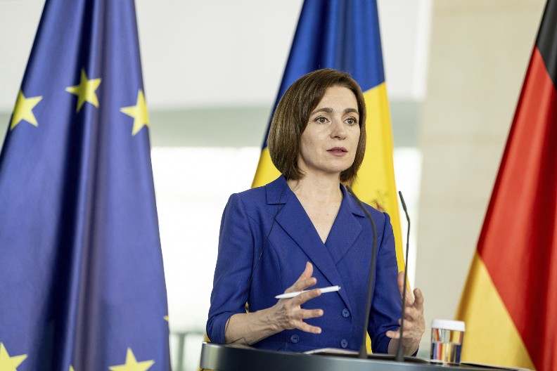 NOVOGODIŠNJA DRAMA MAJE SANDU Pobegao iz rezidencije na tri noge!