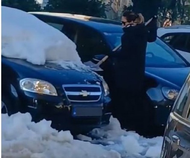 OVAKVO ČIŠĆENJE SNEGA JOŠ NISTE VIDELI Hrvatica ''lopata'' automobil iz sve snage, snimak totalni hit! (VIDEO)
