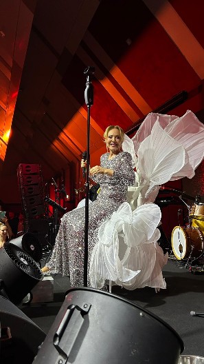 "KAD SAM MOGLA DA PEVAM SA POLOMLJENOM NOGOM, MOGU I SA OPERISANOM" Lepa Brena u kolicima došla na nastup za doček! (VIDEO)