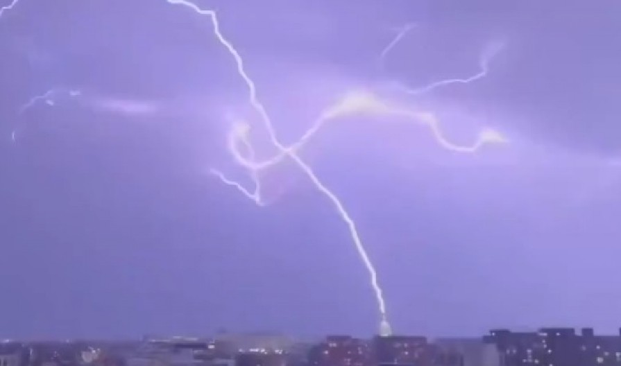 GRUVALO PO KAPITOLU U EMPAJER STEJT BILDINGU Američke znamenitosti pogođene gromovima u novogodišnjoj noći (VIDEO)