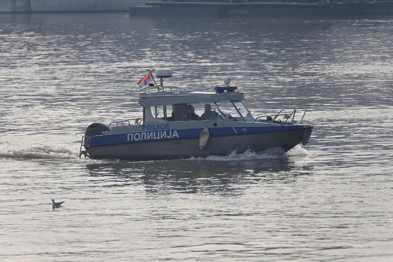 TELO ISPLIVALO U SAVI KOD SREMSKE MITROVICE Iako je policija brzo regovala utopljenik je nestao u mutnoj vodi