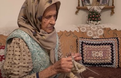 ''PRODAVALA SAM ČARAPE DA NAS PREHRANIM'' Potresna životna priča bake Hajrije, njena borba za preživljavanje ostavlja bez reči! (VIDEO)