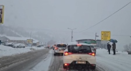 SNEG I LED NAPRAVILI HAOS U OVIM SRPSKIM GRADOVIMA Vozila poprečena, opšti kolaps u saobraćaju (VIDEO)