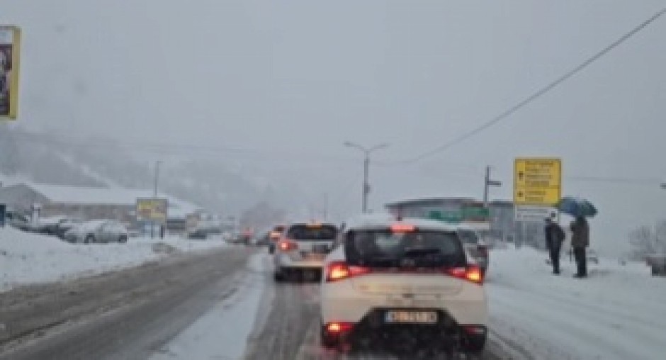 SNEG I LED NAPRAVILI HAOS U OVIM SRPSKIM GRADOVIMA Vozila poprečena, opšti kolaps u saobraćaju (VIDEO)