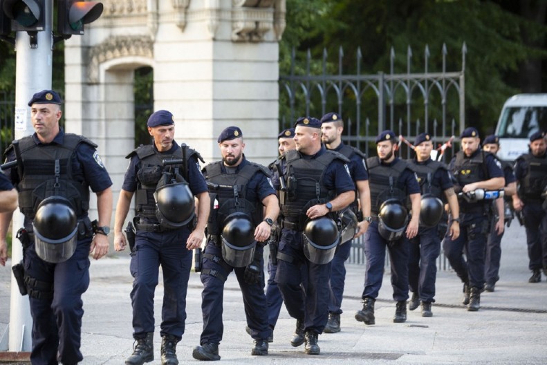 POČELA TUČA IZMEĐU VERNIKA I DEMONSTRANATA! Haos u samom centru Zagreba