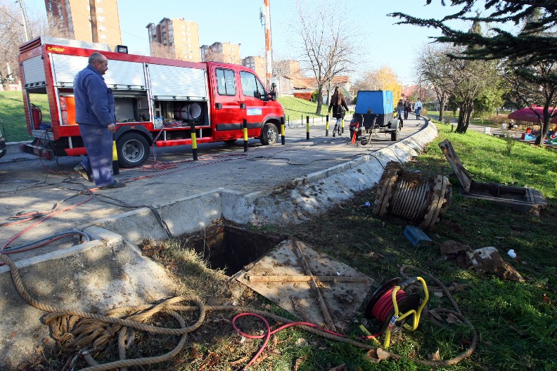 KRAGUJEVČANIN UPAO U ŠAHT U SVOM DVORIŠTU I NASTRADAO Spasioci došli, ali mu nije bilo spasa