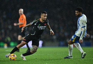 U LIVERPULU VEĆ HLADE ŠAMPANJAC Arsenal ponovo kiksnuo