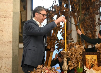 DANAS JE DAN POMIRENJA I BLAGOSTI: Vučić uneo badnjak u Predsedništvo, pa se obratio mališanima iz dijaspore