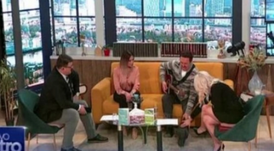 HAOS U JUTARNJEM PROGRAMU Pevača uhvatio grč, voditelji nisu znali kako da odreaguju!