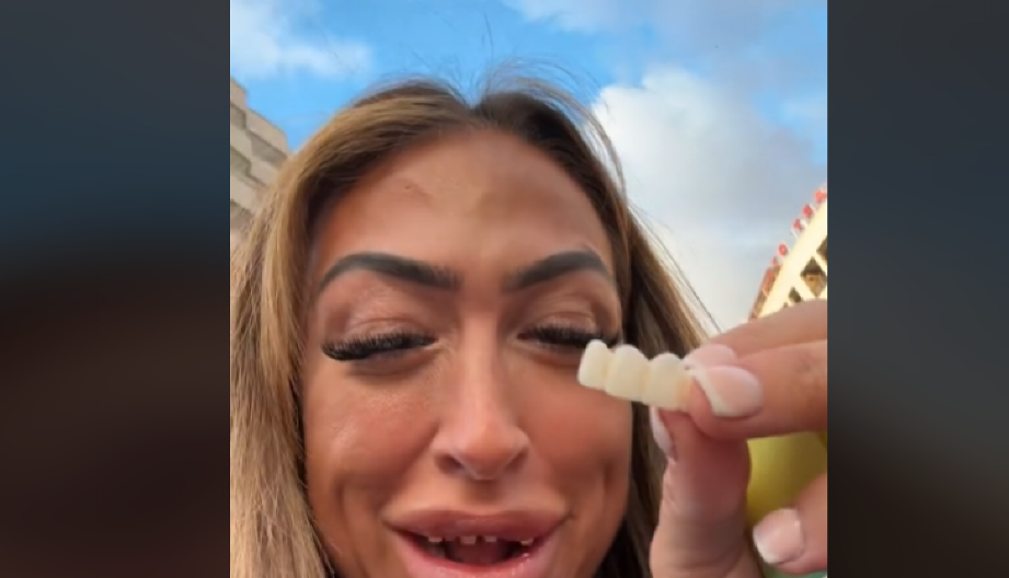 ZUBI ISPALI NA ULICI, A ONA IH JEDNOSTAVNO STAVILA NAZAD! Šokantan incident Britanke postao viralni hit (VIDEO)