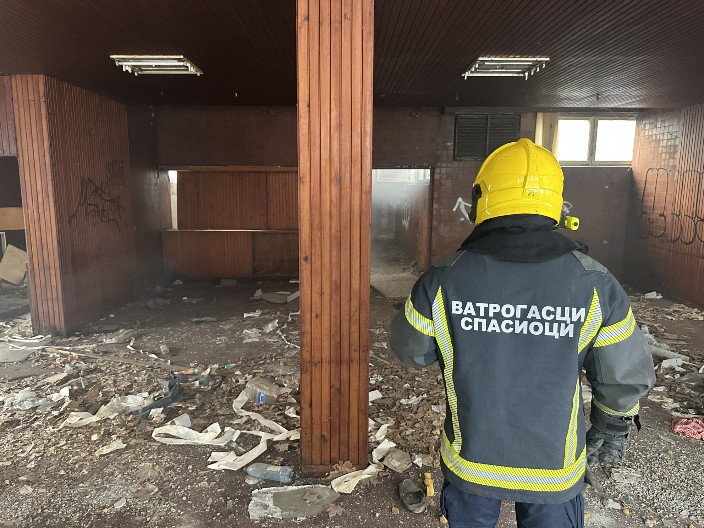 UŽAS U ČAČKU Deca se igrala u napuštenom objektu, pa izazvala požar (FOTO)