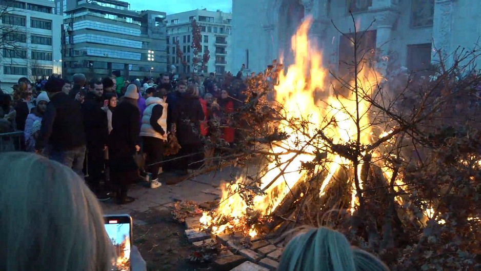 POGLEDAJTE KAKO JE IZGLEDALO PALJENJE BADNJAKA ISPRED HRAMA: Obeleženo Badnje veče (VIDEO)