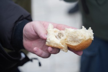 PETOČLANA PORODICA IZ KANADE DOŠLA NA LITURGIJU U HRAMU SVETOG SAVE Izvukli su novčić iz česnice i poručili samo jedno (FOTO/VIDEO)