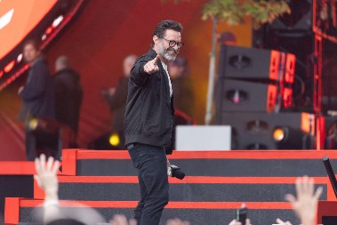 SVE ŽENE JOJ ZAVIDE, A I KAKO NE BI KADA JE LJUBI OVAJ FRAJER? Da li je ovo nova devojka Hjua Džekmana?