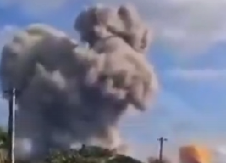 EKSPLODIRALO DRAGOCENO SKLADIŠTE ORUŽJA I MUNIICIJE, STRAHUJE SE ZA ŽIVOTE VOJNIKA! Jeziv prizor u oblasti Olgin (VIDEO)