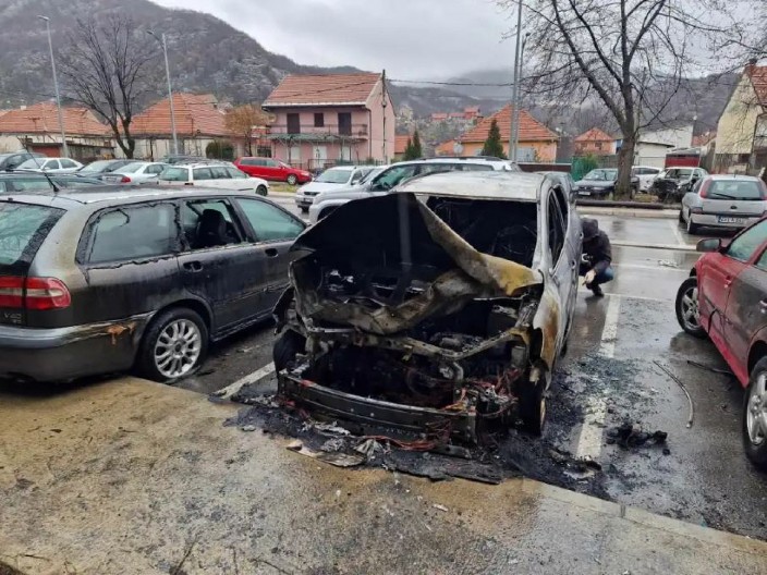 HAPŠENJE TINEJDŽERA NA ČUKARICI Zapalio mercedes i reno na parkingu, pa oštetio još 15 automobila