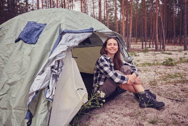 SOFIJA JE ZASPALA U ŠATORU, A ONDA JU JE PROBUDILO LUPANJE Okružio je čopor divljih zveri, kampovanje se pretvorilo u noćnu moru!