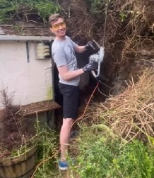 RENOVIRALI DVORIŠTE I OTKRILI NEŠTO NEVEROVATNO Isekli žbunje motornom testerom, kad su videli šta je ispod, umalo se onesvestili od šoka! (VIDEO)