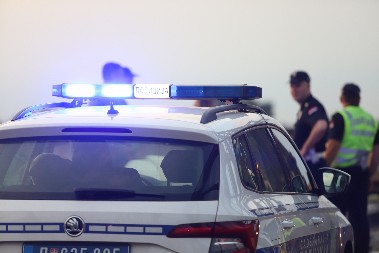 POLICIJA U ČAČKU ZAUSTAVILA PASAT, A SUVOZAČ BACIO KESU SA DROGOM Obojica su uhapšeni, evo šta im je ZAPLENJENO