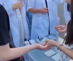 ODVRATNO I OPASNO ŠTA RADE Blokaderke sa medicine bez rukavica bodu ljude na ulici (VIDEO)