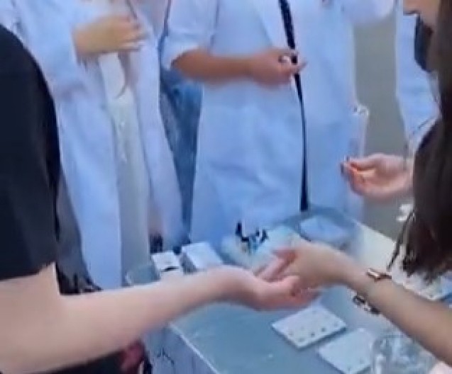 ODVRATNO I OPASNO ŠTA RADE Blokaderke sa medicine bez rukavica bodu ljude na ulici (VIDEO)