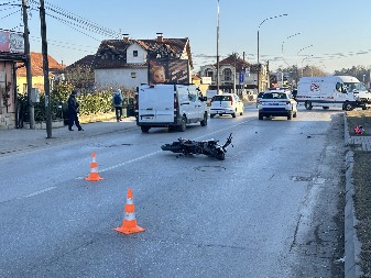 MOTOCIKLISTA (30) NALETEO NA VOZILO DOK JE ŽENA (67) POKUŠALA DA SE UPARKIRA Saobraćajna nezgoda u Prokuplju