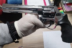 DRAMA TOKOM KUPOVINE PIŠTOLJA U VRBASU: Prodavac nasrnuo na kupca i oteo mu 1.650 evra!