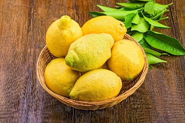 DA LI I VI POGREŠNO ČUVATE LIMUN PA SE BRZO OSUŠI? Ovaj trik će mu sačuvati svežinu i sočnost nedeljama