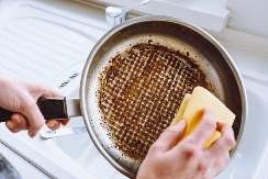 ZAGORELI TIGANJ ĆE SE SIJATI  Bez agresivne hemikalije, pospite samo ovu tečnost i biće kao nov!