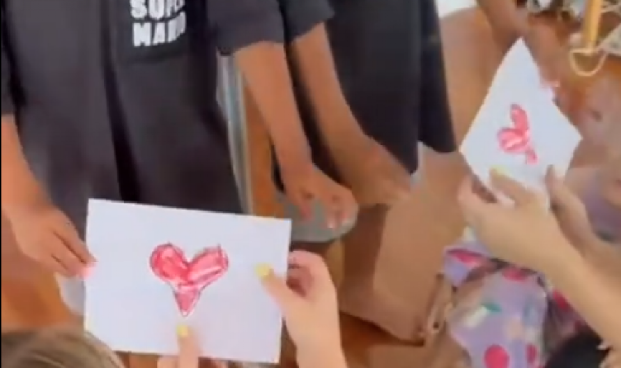 NASMEJAO PREKO 9 MILIONA Dečak nacrtao mami srce, prvo se raznežila, pa je oblio znoj kad je videla ovo