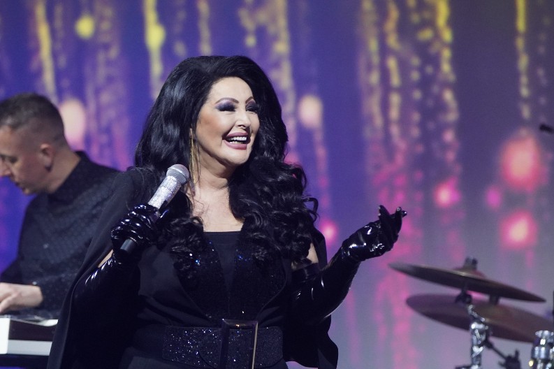 SINOVI IM DANAS NOSE ISTA IMENA Ovaj voditelj je bivša ljubav Dragane Mirković, pevačica o njemu reč nije rekla, a dugo ga je ljubila pre Tonija