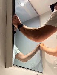 POMERIO JE OGLEDALO U KUPATILU I ZAMALO SE ONESVESTIO "Cela situacija je jeziva, neko te tajno posmatra"