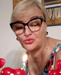 U DUBOKOM DEKOLTEU SLAVI 69. ROĐENDAN! Bivša zadrugarka iznenadila javnost (FOTO)