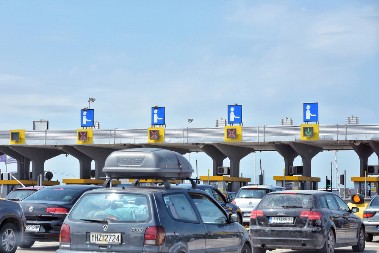 POČELE GUŽVE NA GRANIČNIM PRELAZIMA Kilometarske kolone na ulasku u Grčku