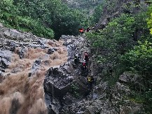 DRAMATIČAN SNIMAK SPASAVANJA IZ NABUJALE REKE Pripadnici MUP izvlače 4 osobe, nevreme im umalo došlo glave (FOTO/VIDEO)