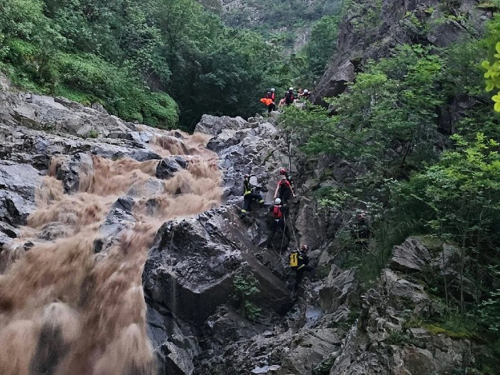 DRAMATIČAN SNIMAK SPASAVANJA IZ NABUJALE REKE Pripadnici MUP izvlače 4 osobe, nevreme im umalo došlo glave (FOTO/VIDEO)