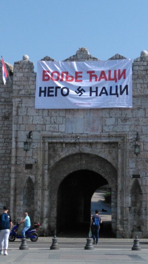 TRANSPARENT "BOLJE ĆACI NEGO NACI" OSVANUO NA NIŠKOJ TVRĐAVI Građani pružili podršku napadnutim studentima (FOTO)