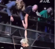 JEZIVO! Incident na nastupu poznate pevačice, evo ko ju je spasao sigurne smrti! (VIDEO)