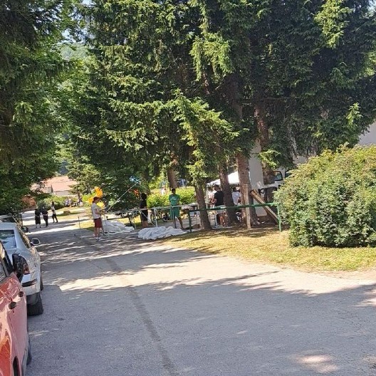 BAHATOST BLOKADERA FOTELJAŠA NA DELU! Sad spremaju šatore i hranu, baš ih briga za zakon (FOTO)