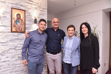 "OSETILA SAM POTREBU DA ZAGRLIM NJEGOVU MAJKU, PODIGLA JE DOBROG, HRABROG I VREDNOG MLADIĆA" Brnabić sa Milošem Pavlovićem i njegovom porodicom (FOTO)