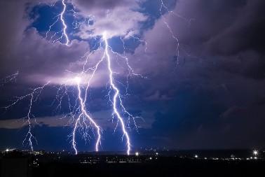 STRAVIČNA SMRT NA LIVADI: Grom ubio ženu dok je vodila konja – pas otrčao po pomoć!