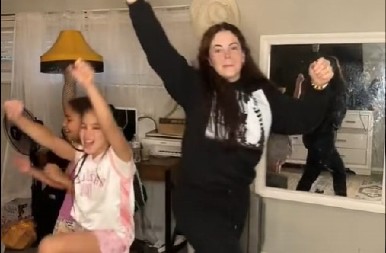 "AKO JEDAN UMRE, OSTAJU MI JOŠ SEDAM!'' Dobila 11 dece sa 8 različitih očeva i ne planira da stane - svet u neverici! (VIDEO)