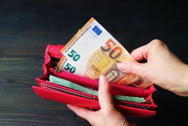 KASIRKA IZ PODGORICE ŠOKIRALA REGION Pronašla novčanik sa 20.000 evra, njen potez ostavio vlasnika BEZ REČI!