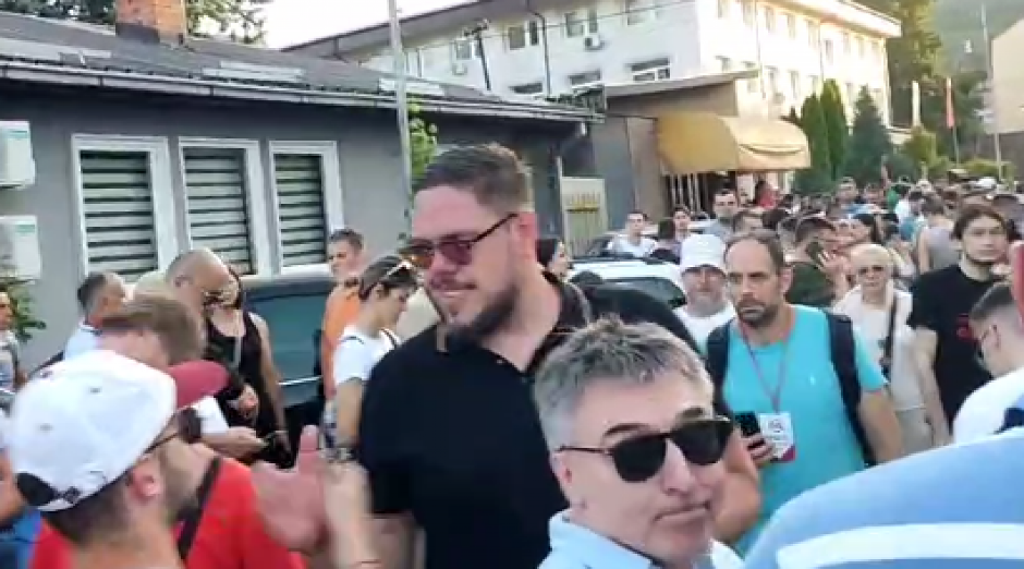 ŠTIMAC, KOLOVOĐA SVAKOG PROTESTA IKADA, SADA KOLO VODI I U KOSJERIĆU Blokiraju usred izbora, on se ceri (VIDEO)