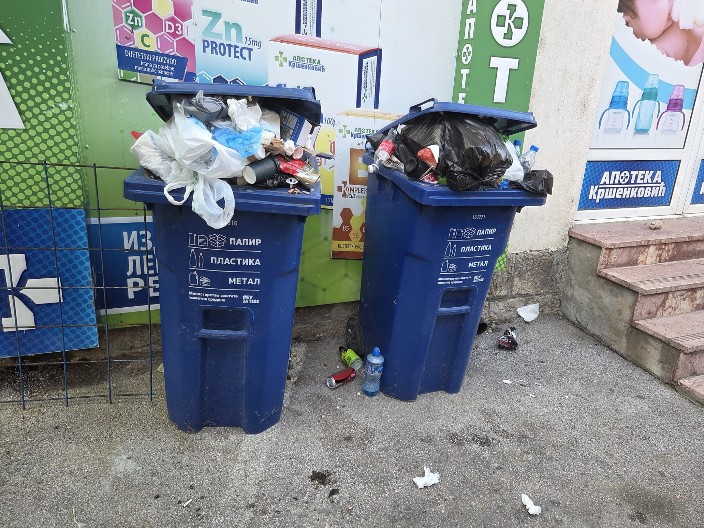 POGLEDAJTE SVINJAC KOJI SU BLOKADERI NAPRAVILI U Kosjeriću kante prepune, limenke i đubre na sve strane (FOTO)