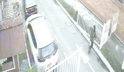 SNIMLJEN TRENUTAK KAD DEČAK (15) PUCA U POLITIČARA Metak mu prošao kroz glavu (VIDEO)