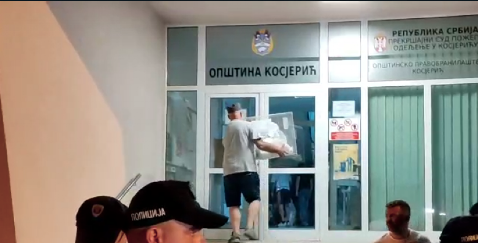 DOKLE VIŠE OVAJ TEROR BLOKADERA? Gađaju jajima prostorije Republičke izborne komisije (VIDEO)