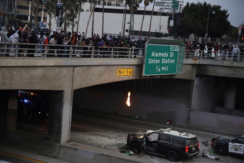 BLOKADERI PLAČU, POLICIJA RASPALILA PROJEKTILE Amerika pokazala kako se razbijaju blokade (FOTO)