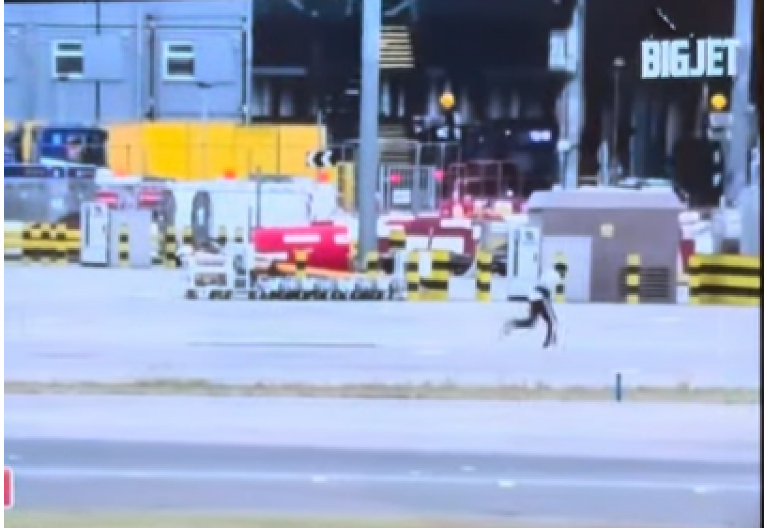 HAOS NA AERODROMU! Muškarca jure po pisti u blizini aviona u pokretu (VIDEO)