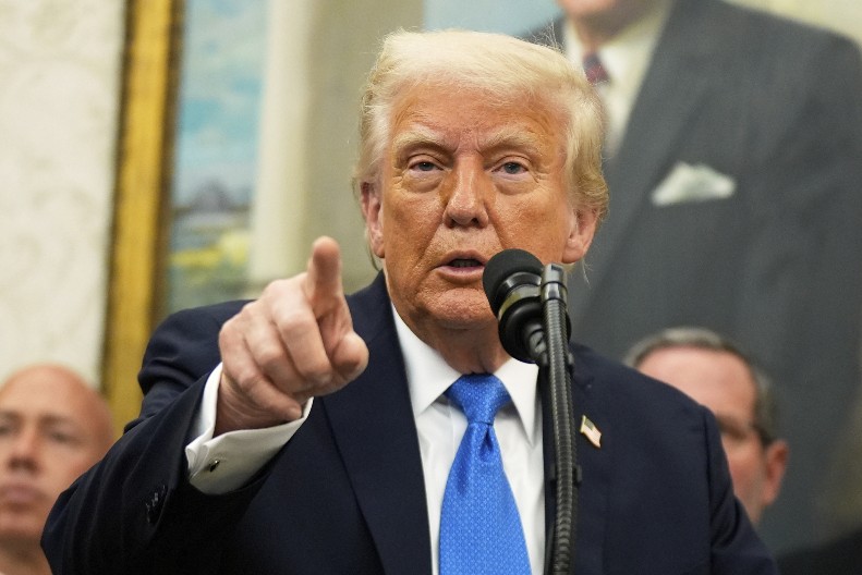 DEMONSTRANTI UPALI U TRAMPOVU KULU Haos u Njujorku! Odmah reagovala policija